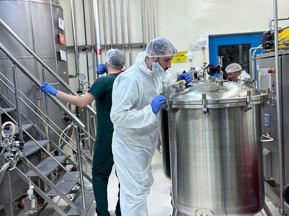 '20 NİSAN'A KADAR TÜM HAYVANLAR AŞILANACAK'<br><br>Ağtürk, kurban hayvanları sahaya sürülene kadar hastalığı bertaraf etmiş olacaklarını belirterek, "Kurban için problem olmamasını göz önüne alarak karantina tedbirleri koyduk. Hastalık hayvandan hayvana bulaşıyor, kesinlikle insandan insana bulaşmıyor. Şu ana kadar insanda şapla ilgili bir hastalık görülmemiştir. Bizim aşı üretim kapasitemize baktığımızda 20 Nisan'a kadar ülkemizdeki hayvanların aşılanmış olacağını düşünüyorum. Türkiye'nin her yerinde hastalık yok, belli başlı yerlerde hastalık çıktı. Biz 'daha fazla yayılmasın' diye karantina tedbirleri aldık. Bundan dolayı da aşılama çok düzenli bir şekilde yapıldıkça kesinlikle hastalık olmayacaktır. Virüs 3-5 günlük bir bulaşma süresine sahip, sonrasında bulaşma olmuyor. Hayvanlar kapalı ahırlarda tutulursa yayılma olmayacaktır. Aşırı paniğe gerek yok. Çok büyük bir tedbir aldık ki çiftçimiz bu işten zarar görmesin. Pandemi değil, bir salgın hastalık var. Büyük panik havasına girilmesine gerek yok. Tedbirlere uysunlar yeterli" ifadelerini kullandı.<br><br>'ŞAPLI HAYVANIN ETİ YENİYOR'<br><br>Ağtürk, hastalık görülen hayvanların kesiminde ve etinin yenmesinde de sorun olmayacağını ifade ederek, "'Şap hastalığı çıktı' diye 'eti yenmez' deniyor; eti yeniyor, bununla ilgili problem yok. Kesimlik hayvanlarda sıkıntı olmuyor. Kesimlik hayvanların en uygun mezbahada kesimlerine müsaade ediliyor" dedi.