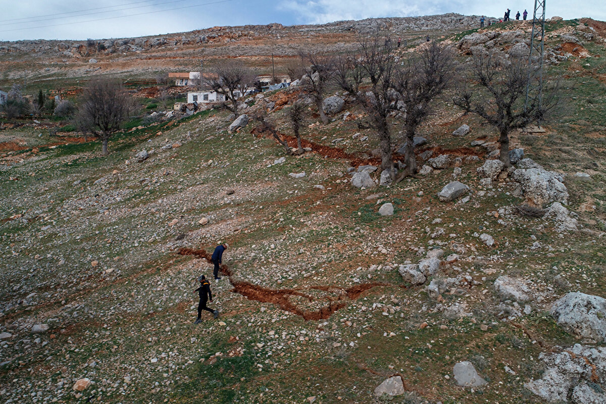 Bunun üzerine mezrada yaşayanlar, geçici olarak 2 kilometre uzaklıkta düz alanda kurulan çadır kente yerleştirildi.<br><br>