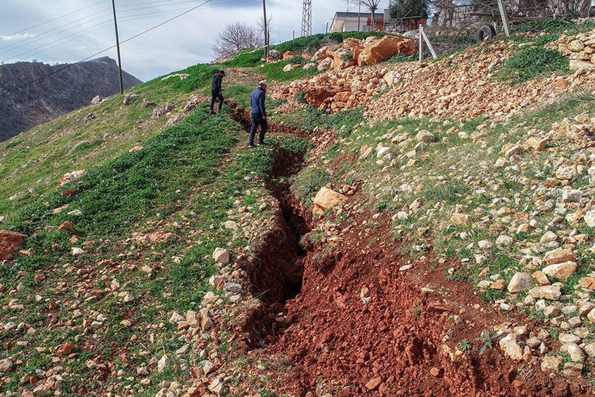 Adıyaman Üniversitesi Madencilik Bölümü Dr. Öğretim Üyesi Ulaş İnan Sevimli de depremin yerleşim yerinde heyelanı tetiklediğini aktardı.