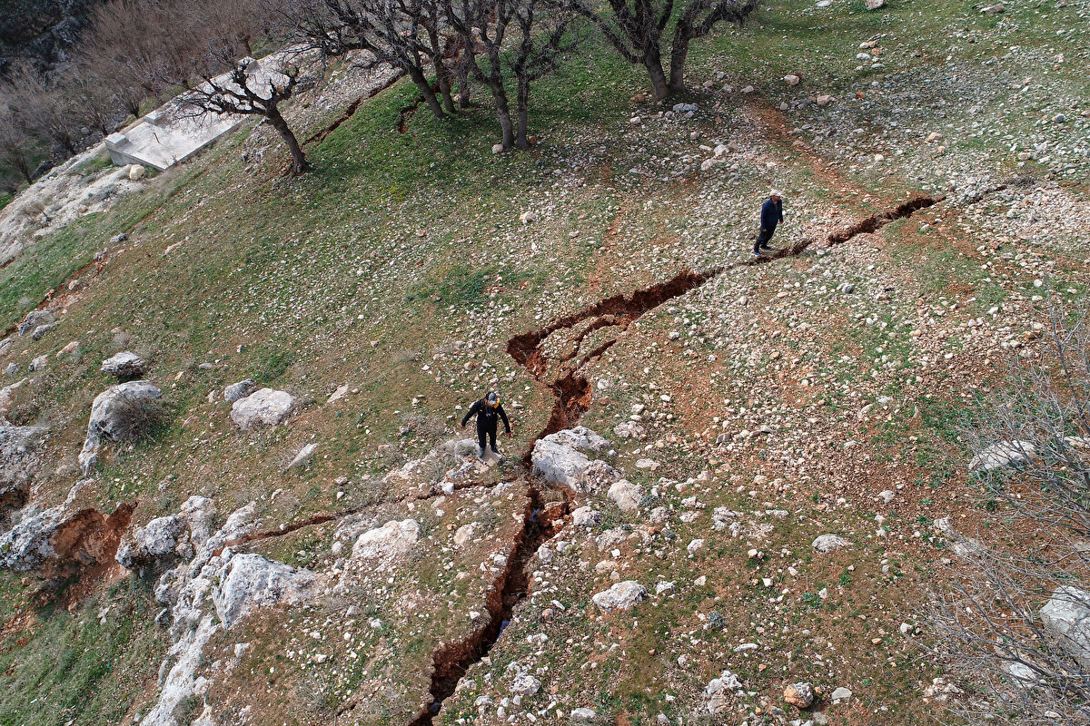 Kayaönü Köyü Muhtarı Rıfat Akgül, depremde hem köyün hem de mezranın hasar gördüğünü söyledi.<br><br>Uğurlu'da 100 kişinin ikamet ettiğini belirten Akgül, "Mezramızın zemini kaygan. Artık orada oturmak mümkün değil. Tehlike devam ediyor. Köylüler eşyalarının bir kısmını boşalttılar. Diğer eşyaları da yakın bir zamanda çıkaracaklar. Mağduriyetin giderilmesi için bir an önce yeni yerleşim yeri için yer tespiti ve zemin etütlerinin yapılması gerekiyor." dedi.