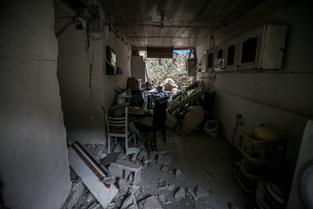 Hatay'ın Antakya ilçesinde depremin etkisiyle Habib-i Neccar Dağı'ndan kopan kayalar, dağın eteklerinde kurulu Hacı Ömer Alpagot Mahallesi'ndeki bazı evlerin yıkılmasına neden oldu.<br>
