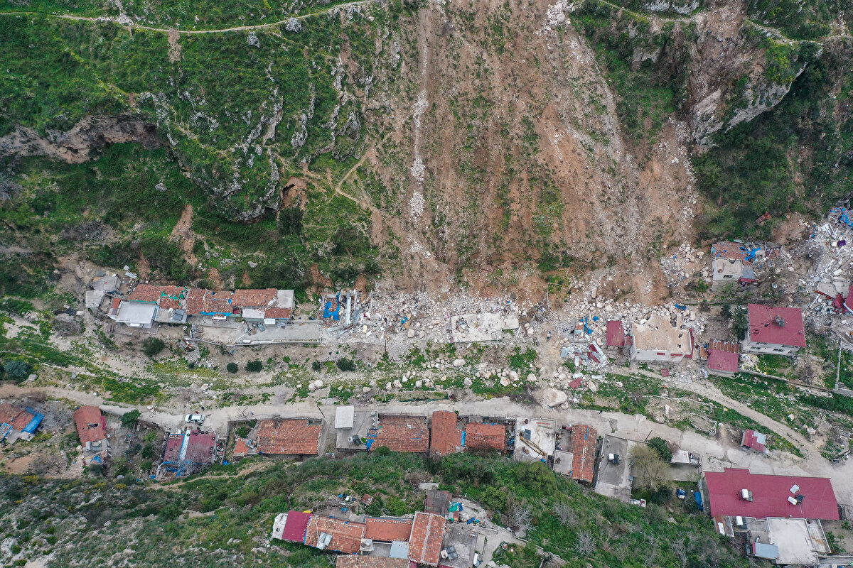 Bazı evler üzerine düşen kayalar nedeniyle adeta dümdüz olurken, birçoğu da ağır hasar aldı. Dağdan kopan kayaların bir kısmı da mahallenin yollarına düşerek bazı araçlara zarar verdi.<br>