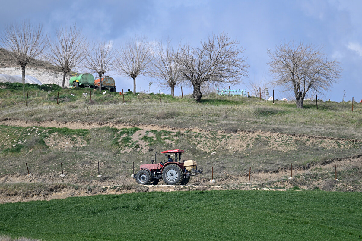 Üzüm üreticisi Emin İnan da yaşanan afetin büyüklüğüne dikkati çekti. İnan, "Çok üzüldük. Daha önce hiç böyle bir felaket görmedik. Çalışmazsak olmaz. Mecbur üreteceğiz. Bugün de bağlarımıza gübre yapıyoruz, çapa yapıyoruz. Düşünceliyiz, korkuyoruz ama üretmesek de olmuyor. Birilerinin mutlaka ayakta kalması gerekiyor. Hayat zor." ifadelerini kullandı.