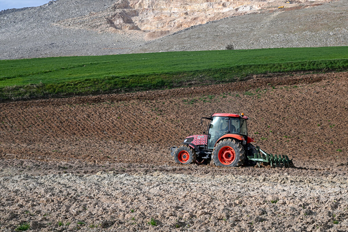 Çiftçi Ziya İnan da çiftçilik ve hayvancılıkla uğraştıklarını söyledi. Tarlada işlerin kendilerini beklediğini kaydeden İnan, "Allah böyle bir felaketi kimsenin başına getirmesin. Bağ, bostan ve hayvancılıkla uğraşıyoruz. Mecbur tarlada çalışmamız lazım. Geçimimizi çiftçilikle sağlıyoruz. Üzüm bağlarını budama zamanı geldi. Tarlada arpa, buğday ve nohut ekiyoruz. İlaçlama dönemi başladı. Yaşamamız için üretime devam etmemiz gerekiyor." diye konuştu.