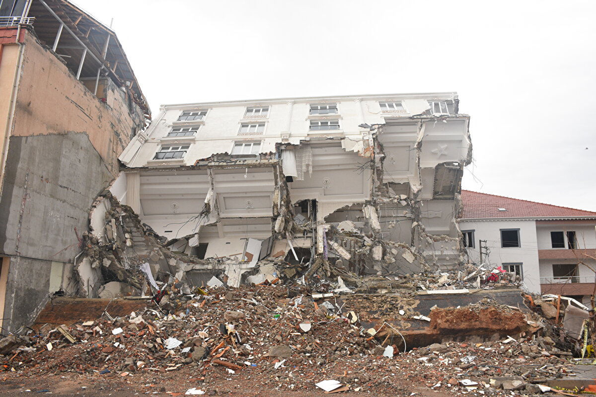 <br>Tek parça halinde yan yatan ve camları dahi kırılmayan yapının Tokat Valiliği İl Özel İdaresi ekiplerince yıkım işlemleri devam ediyor.