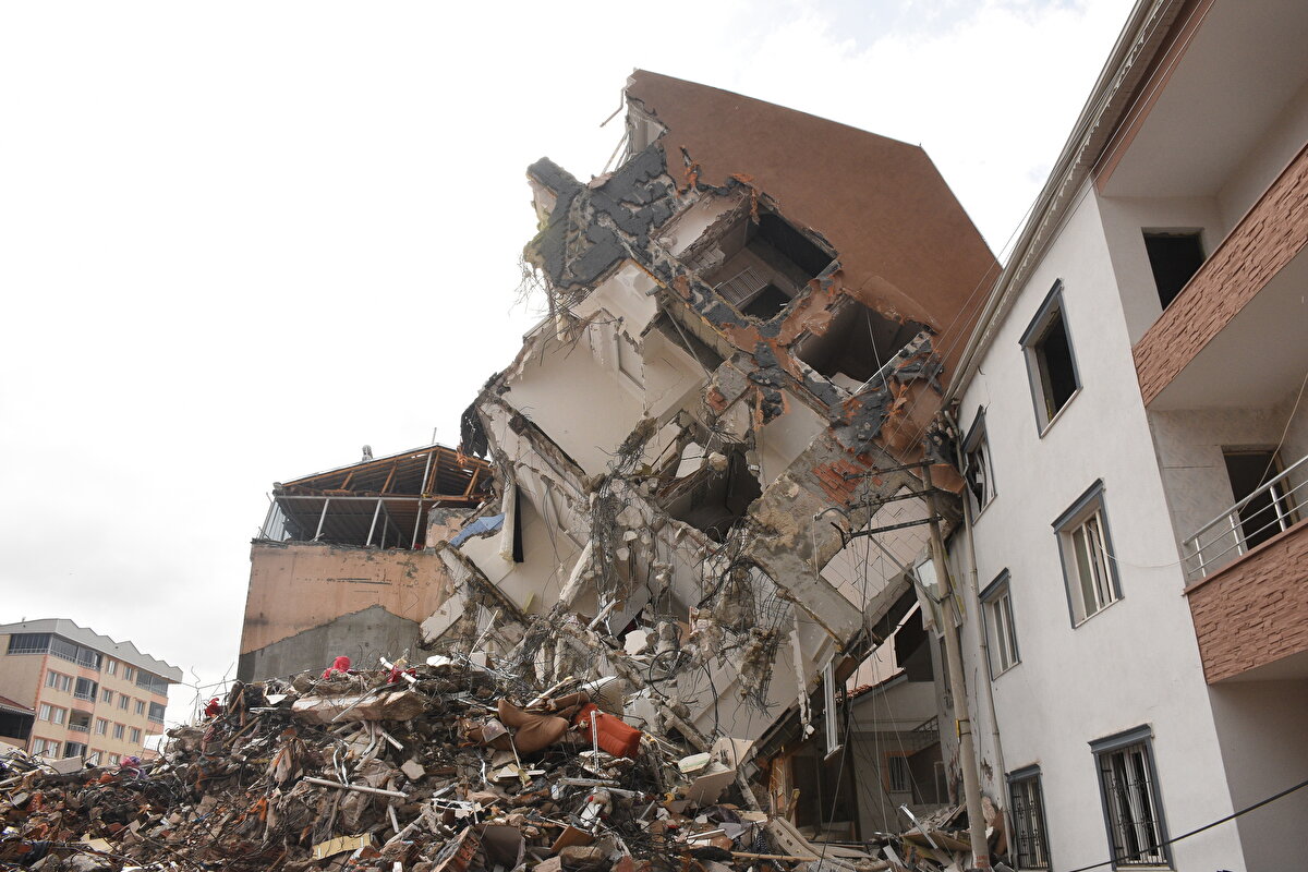 Yıkım çalışmalarında evlerden kullanılamayacak durumda kanepe, koltuk, beyaz eşya ile bazı özel eşyalar çıktığı da görüldü.<br><br>Tokat İl Özel idaresi İşletme Müdürü Engin Çakmak, AA muhabirine, Gölbaşı'nda enkaz kaldırma çalışmalarına devam ettiklerini dile getirerek, "Fenomen binamızı makaslı ekskavatörle yıkmaya çalışıyoruz. Muhtemelen yarın tamamen yıkmış olacağız. Enkazını da kaldıracağız." dedi.