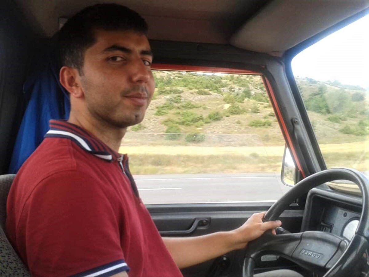 Hepsi de okullarını bitirdiler, şimdi atama bekliyorlar" dedi.<br>Henüz yeterli sayıda öğretim görevlisi olmadığı için öğrencisi olmayan Yıldırım Beyazıt Üniversitesi Otobüs Kaptanlığı bölümünde tek öğretim görevlisi olan Mustafa Soner Tok, "İnşallah eylül ayına kadar 3 öğretim görevlisinin tamamlanması durumunda yeni öğrencilerimizi bekliyoruz. YÖK'ün yönetmeliğine göre derslerin 20 tanesi alan dersi, geriye kalanlar diğer sosyal ve genel kültür dersleri. Bunların içerisinde bizim okulumuzda mesleki İngilizce, mesleki Almanca, normal İngilizce yönünden de öğrencilerimiz eğitim alacak. Donanımlı, şoförlük alanında eğitimli kamu ve özel sektöre diplomalı şoförler istihdam edilecek" diye konuştu.