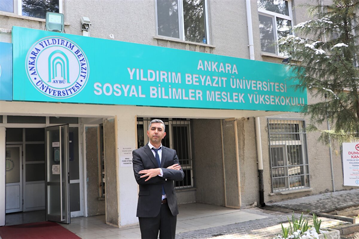 Kütahya Dumlupınar Üniversitesi Otobüs Kaptanlığı Bölümü'nden 2007'de mezun olan Mustafa Soner Tok, 2010 yılında Bolu Abant İzzet Baysal Üniversitesi'nde şoför olarak işe başladı. Tok, 12 yıl boyunca üniversitenin ulaştırma biriminde şoförlük yaparken aynı zamanda hepsi ön lisans iktisat, sosyoloji, bahçe tarımı, çocuk gelişimi ve ilahiyat bölümlerini farklı üniversitelerde okuyup diploma aldı.