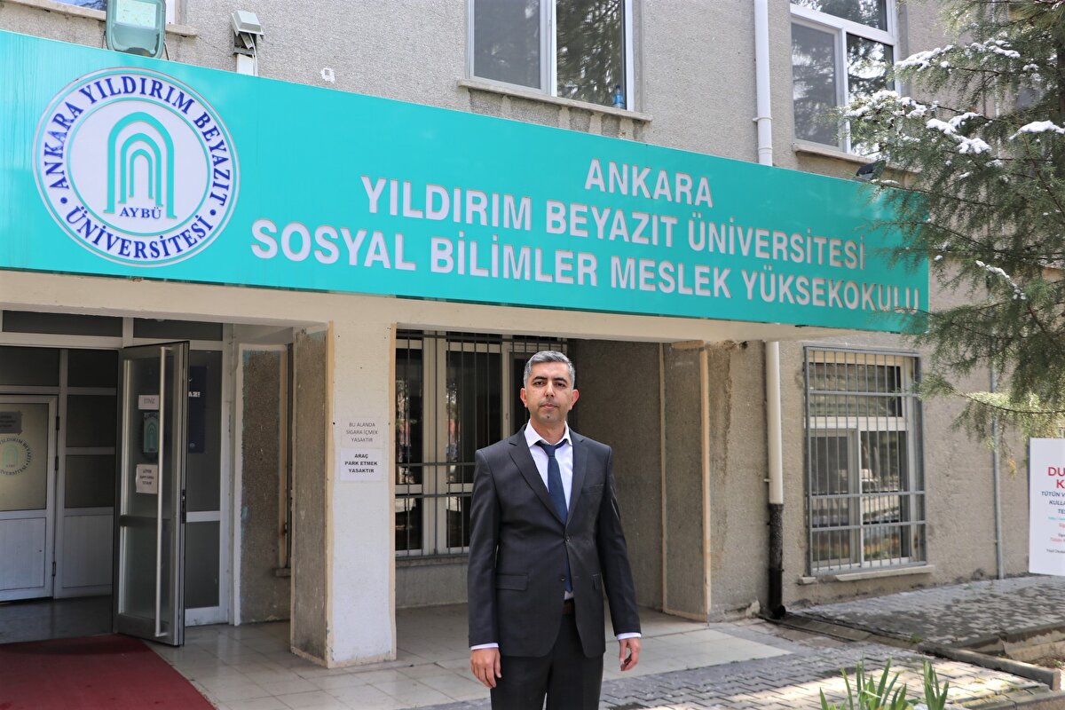 Son olarak Abant İzzet Baysal Üniversitesi Ziraat Fakültesi Bahçe Bitkileri alanında da tezli yüksek lisans yapan Tok, 2022'de Ankara Yıldırım Beyazıt Üniversitesi Sosyal Bilimler Meslek Yüksekokulu Ulaşım Bölümü'nde yeni açılan otobüs kaptanlığı programının ilk öğretim görevlisi olarak atandı.<br>Tok, eylül ayına kadar öğretim görevlisi kadrosunun tamamlanması ardından önümüzdeki dönem öğrenci alımına başlayacaklarını söyledi. Kendi mezun olduğu programda öğretim görevlisi olduğunu vurgulayan Tok, "Eskiden biliyorsunuz dijital bu kadar önde değildi, kılavuzlar vardı. Tercih kılavuzunu karıştırırken 'Otobüs Kaptanlığı ve Hosteslik' programı dikkatimi çekti. Sonrasında ben de dedim 'neden bu yenilikçi bölümü okumayayım', tamamen tesadüfen keşfettim kendi kendime. ÖSYM'nin kılavuzundan buldum. Daha sonra çevremdeki kadınlara otobüs kaptanlığı bölümü okuması için rehberlik yaptım. Yaklaşık 3-4 yıl önce 10 kadın arkadaşa rehberlik yaptım.
