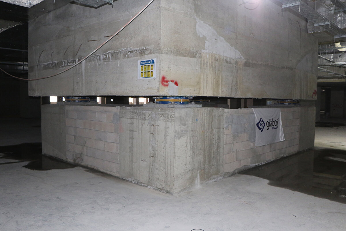 Samsun’un Canik ilçesinde 197 yoğun bakım, 16 mahkum servisi ve 36'sı palyatif olmak üzere toplam 900 yatak, 275 poliklinik, 43 destek alanı olacak şekilde inşa edilen Şehir Hastanesi, hızla yükseliyor. 40 ameliyathane, 1 hibrit ameliyathane, 5 fizik tedavi ünitesi, ileri düzey patoloji laboratuvar ve diğer özellikli birimlerin yer alacağı, deprem izolatörü, güneş enerji sistemine sahip hastane, aralık ayında hizmete girecek.<br><br>