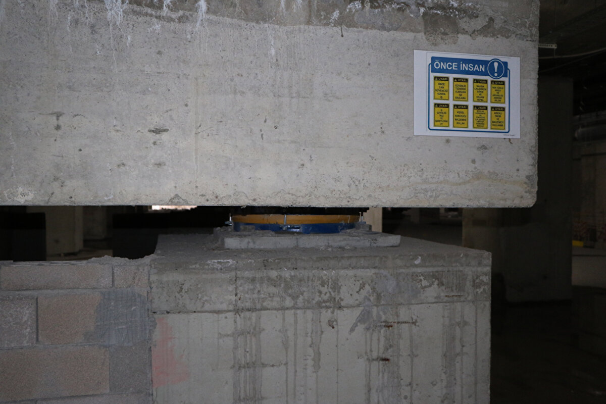 Sismik izolatörlerin yapının periyodunu büyüterek, deprem kuvvetinin azaltılmasını sağladığını dile getiren Tuhta, “Taşıyıcı sistem elemanlarının (kolon, kiriş, perde duvar) deprem etkisinden korunmasını hedefler. İzolatörler pasif sismik yalıtım grubunda yer almaktadır. İki çelik levha arasında özel kauçuk içerisinde çelikten üretilmiş plakalar bulunan bu elemanların çeşitli türleri var. Düşük ve yüksek sönümlü kauçuk, sürtünmeli sarkaç, kurşun çekirdekli izolatörler en çok kullanılan çeşitlerdir” diye konuştu.<br><br>