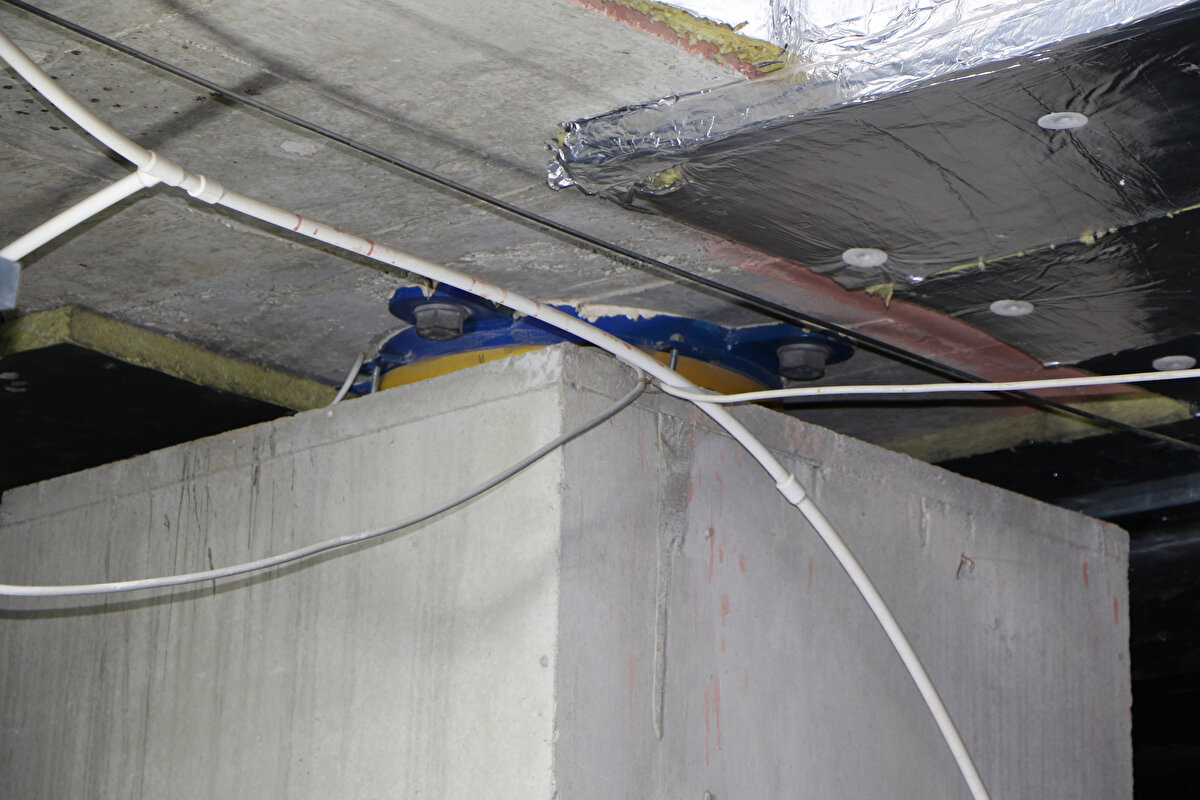 Yumuşak zemin üzerindeki yapılarda projelendirme aşamasında zemin durumu göz önünde bulundurulmalıdır. İzolatörün projelendirme aşamasında belirlenen sönüm oranı ve periyodunun üstyapı ile uyumlu olarak düzenlenmesi çok önemlidir. Aksi takdirde izolatör yapıya faydadan çok zarar getirebilecektir. İzolatörler ortalama 50 yıla yakın kullanım ömrüne sahiptir. Ancak çevresel etkiler nem, sıcaklık, UV ışınları gibi faktörler bu süreyi kısalabilir” dedi.<br><br>