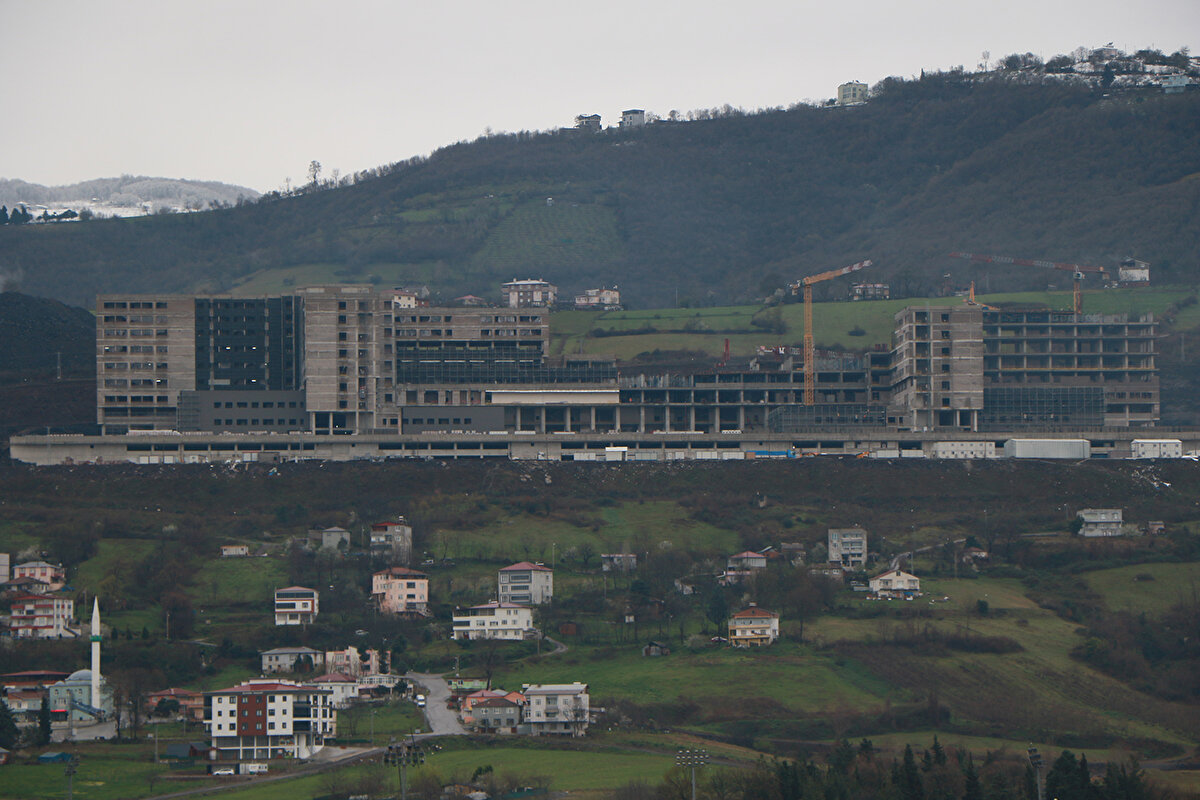 Samsun Şehir Hastanesi'ne de 1020 adet monte edilen sismik izolatörün, ortalama 50 yıllık kullanım ömrü olduğunu söyleyen OMÜ Mühendislik Fakültesi İnşaat Mühendisliği Bölümü Öğretim Üyesi Dr. Sertaç Tuhta, “Mevcut yapılara uygulanmasında yapının deprem performansının belirlenip ona göre projelendirilmeleri gerekir. 