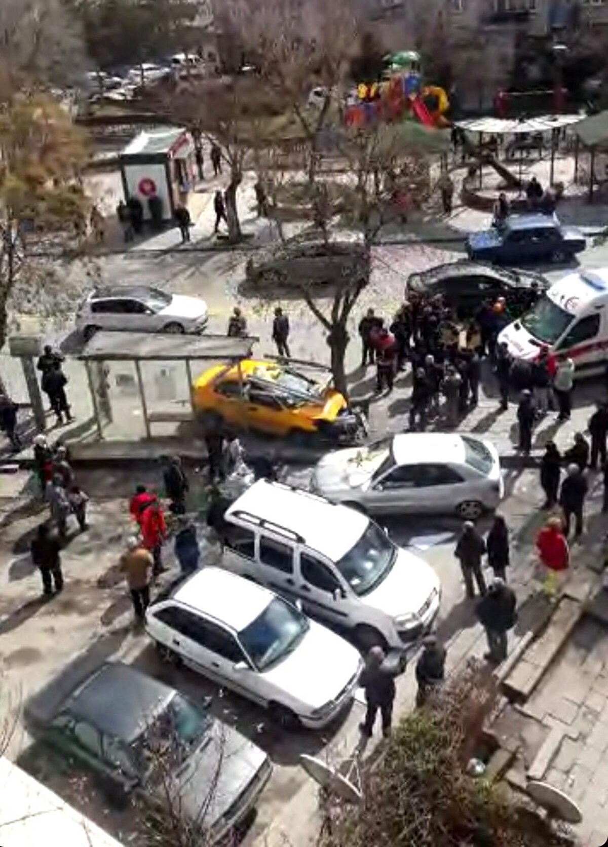 Cadde esnafından Taner Sarıkaya, "Kaza anında dükkandaydık, bir an patlama oldu. Çıkıp baktığımızda taksi, yolcu durağına girmişti. Olay yerine geldiğimizde 5 kişi, yerde yatıyordu. Duyduğumuz kadarıyla yayalara çarpmamak için durağa dalıyor. Kazanın ardından 5-6 ambulans, polis ve itfaiye ekipleri geldi" dedi.