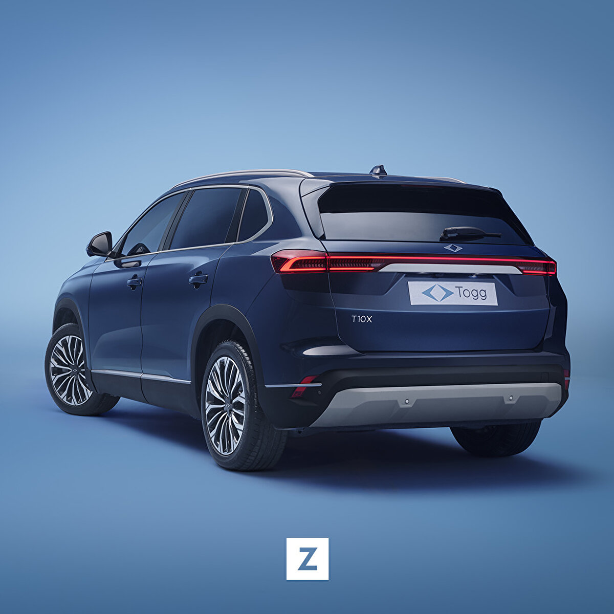 Togg T10X, 953 bin TL’den başlayan fiyat etiketine sahip olacak.<br>Yapılan açıklamaya göre, model adındaki T’nin Türkiye’yi ve Togg’u, 10’un cihazın üzerine inşa edildiği C segmenti platformunu, X’in ise SUV gövde tipini ifade ettiği T10X, iki farklı donanım ve iki batarya seçeneğiyle kullanıcılara sunulacak.