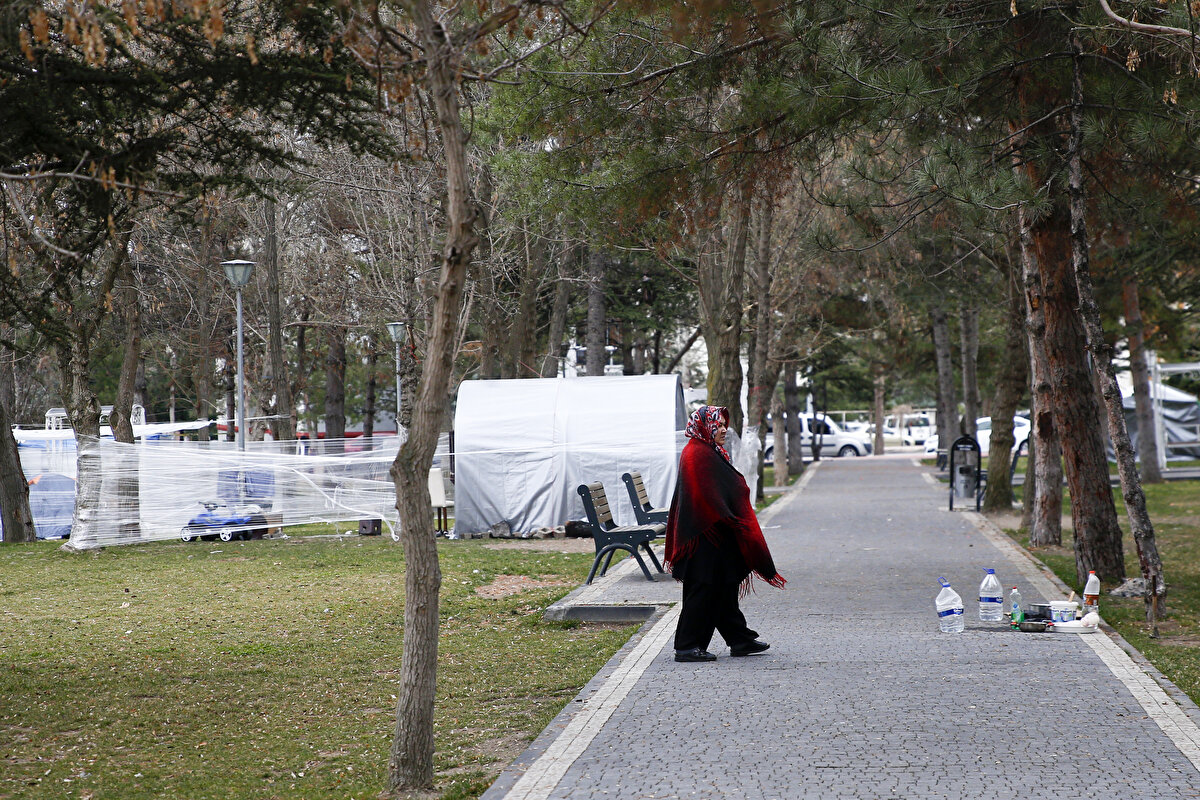 Parka çadır kuran Berkay Özdem, AA muhabirine, Kahramanmaraş merkezli depremlerin ardından tedirginlik yaşadıklarını söyledi.