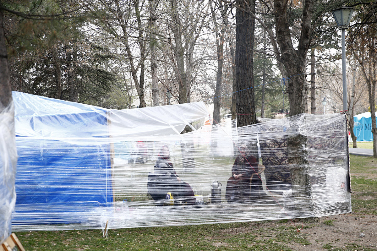 Erol Sözer de 5 gündür çadırda kaldıklarını ve parklardaki çadır sayısının her geçen gün artmaya başladığını kaydetti.