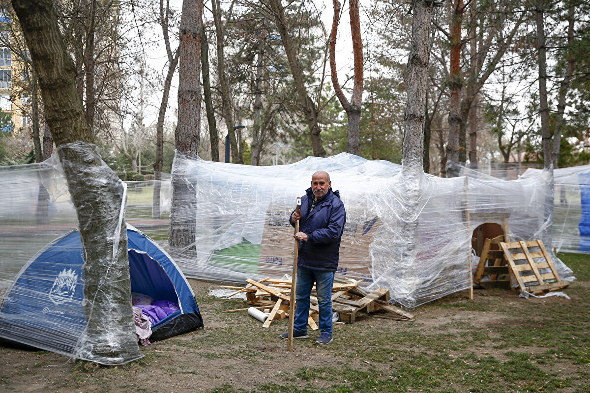 Evlerine girmekte zorlandıklarını vurgulayan Özdem, "Depremden sonra evimizde duramıyoruz. Kahramanmaraş'taki depremlerden sonra da artçılar devam etti. Bu da bizi tedirgin etti. Kayseri merkezli depremler de başlayınca çadırda kalmaya karar verdik. Evimizin duvarlarında çatlaklar mevcut ama ana taşıcılarda sorun olmadığı söylendi. Tedirgin olduğumuz için parkta kalmak istiyoruz." diye konuştu.<br>