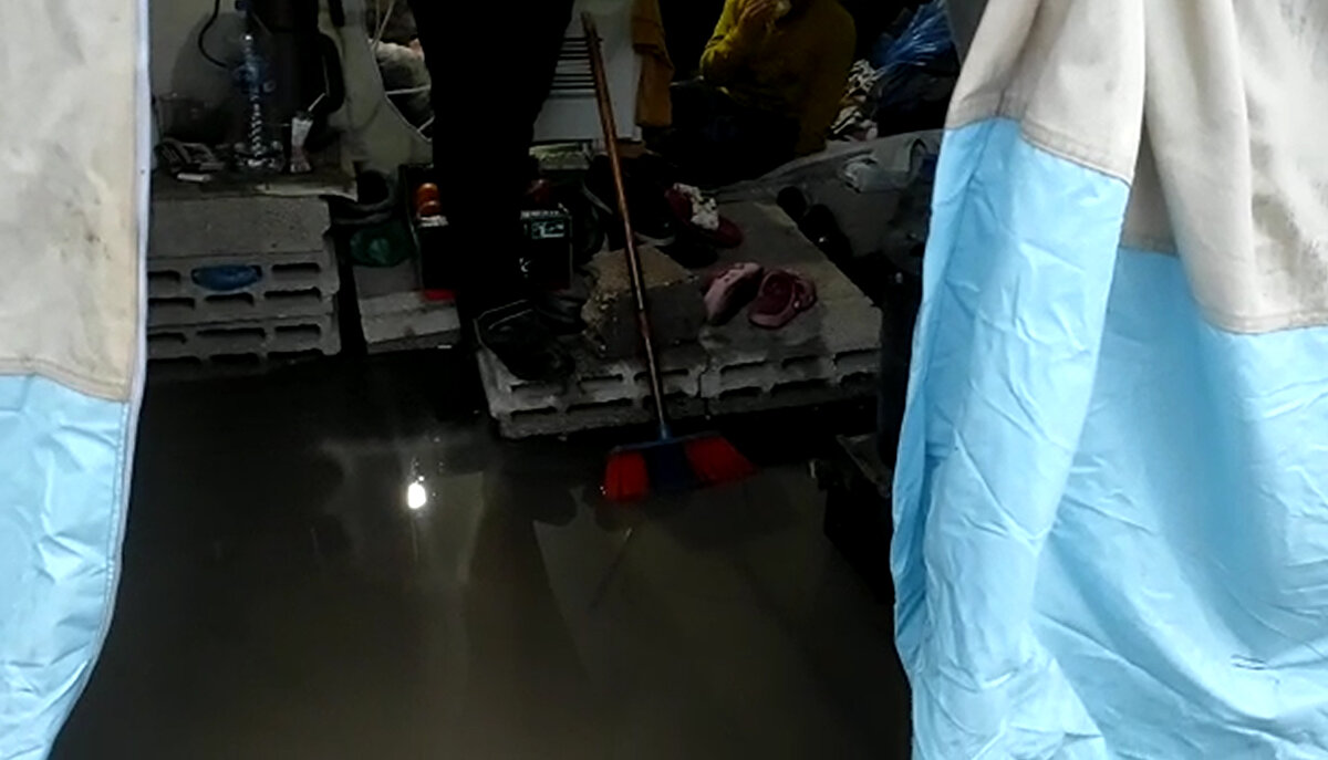 Çadır kenarlarından dolan su ile bazı vatandaşların eşyaları da zarar gördü.