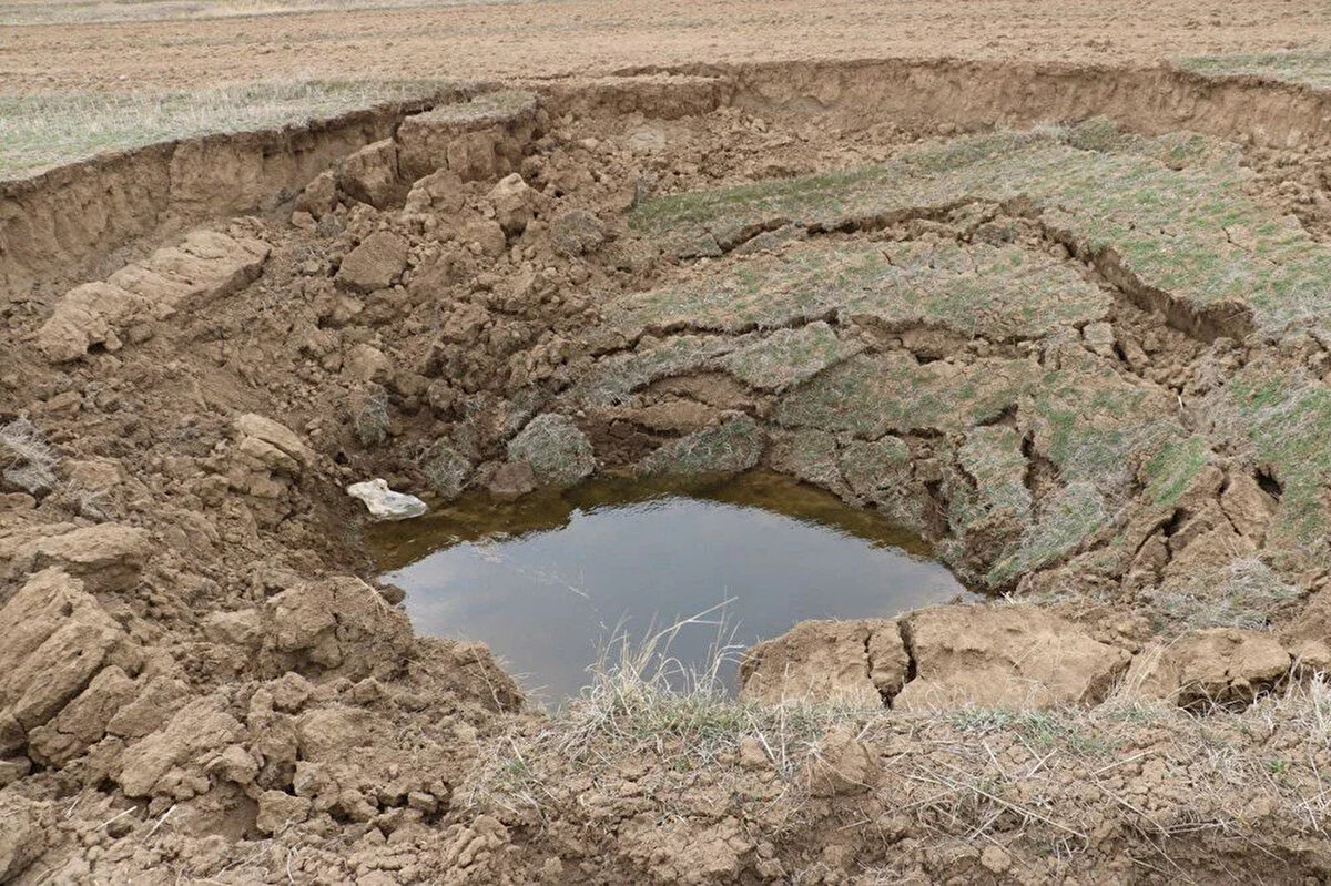 İlçeye yaklaşık 50 kilometre mesafedeki Canova köyünde yaşayan vatandaşlar, köydeki bir tarlada obruk oluştuğunu fark etti.<br><br>