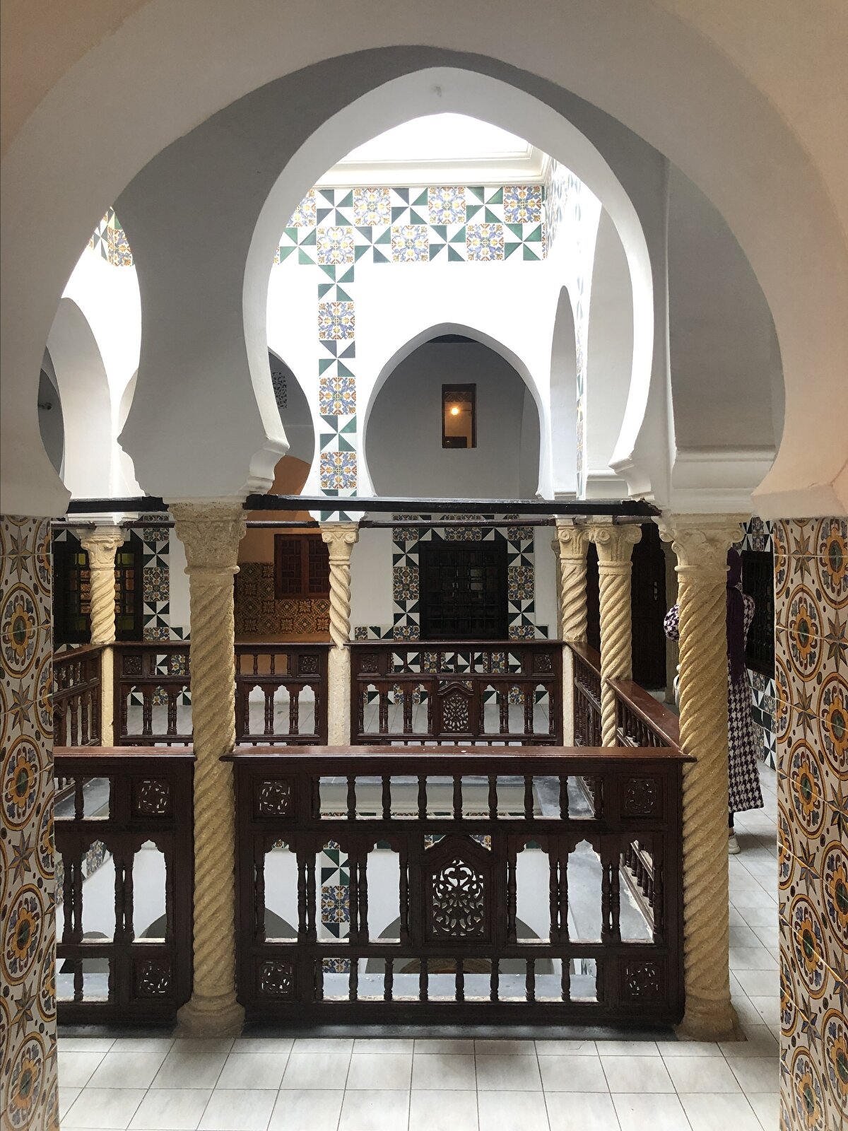 Fransa sömürgesi döneminde, bir süre rütbeli komutanların kaldığı yönetim merkezi olarak kullanılan Riyes el-Bahr Kasrı, Cezayir’in 1962’de bağımsızlığını kazanmasının ardından restore edilerek müzeye dönüştürüldü.