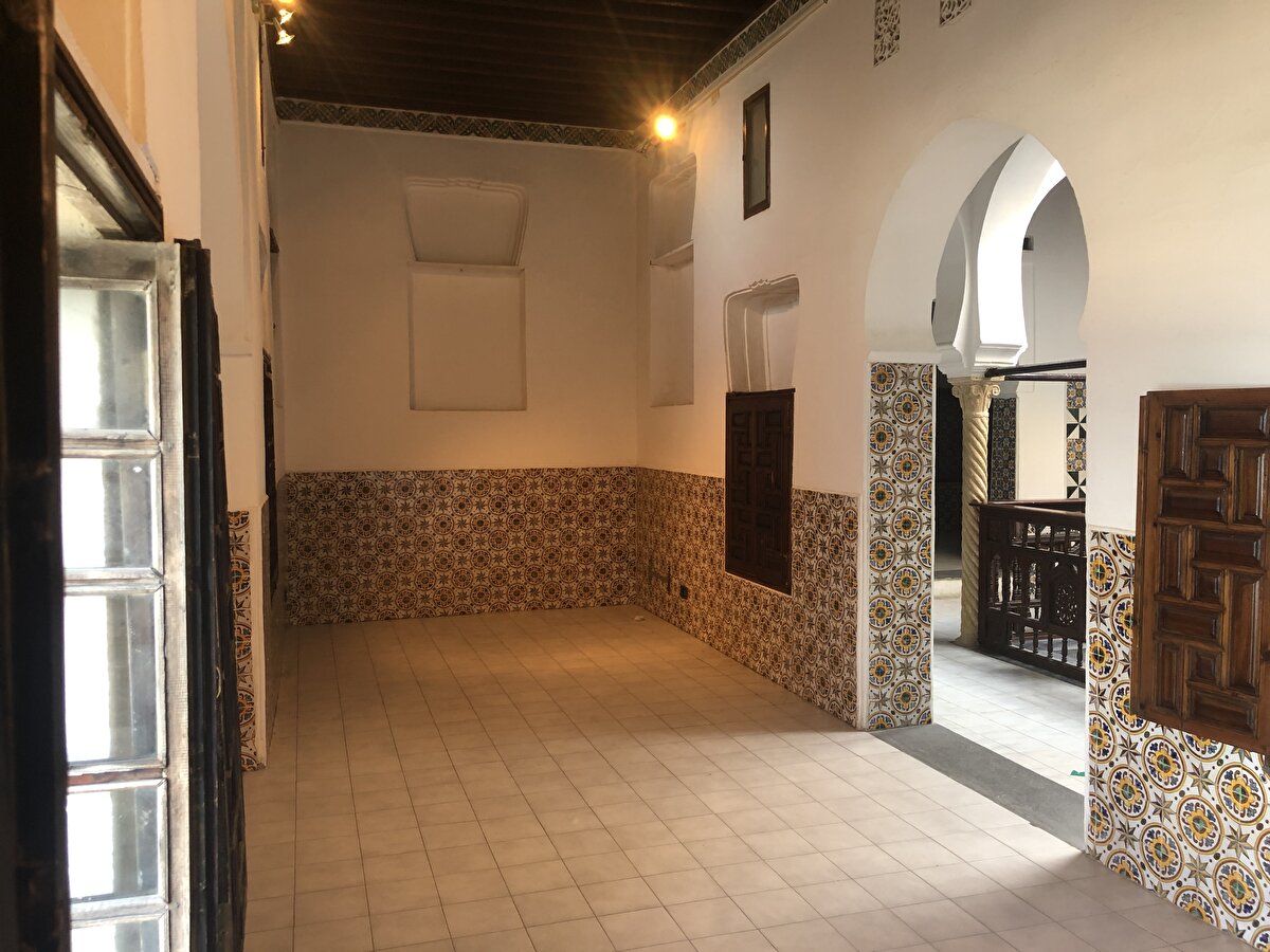 Fransa sömürgesi döneminde, bir süre rütbeli komutanların kaldığı yönetim merkezi olarak da kullanılan Riyes el-Bahr Kasrı, Cezayir’in 1962’de bağımsızlığını kazanmasının ardından bir süre atıl durumda bırakıldı.