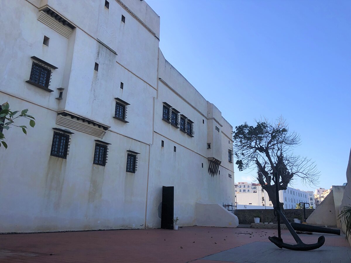 İlk etapta denizden gelmesi muhtemel saldırıları önlemek için adeta bir kale gibi inşa edilen Riyes el-Bahr Kasrı, zamanla birçok alanda da hizmet vermeye başladı.