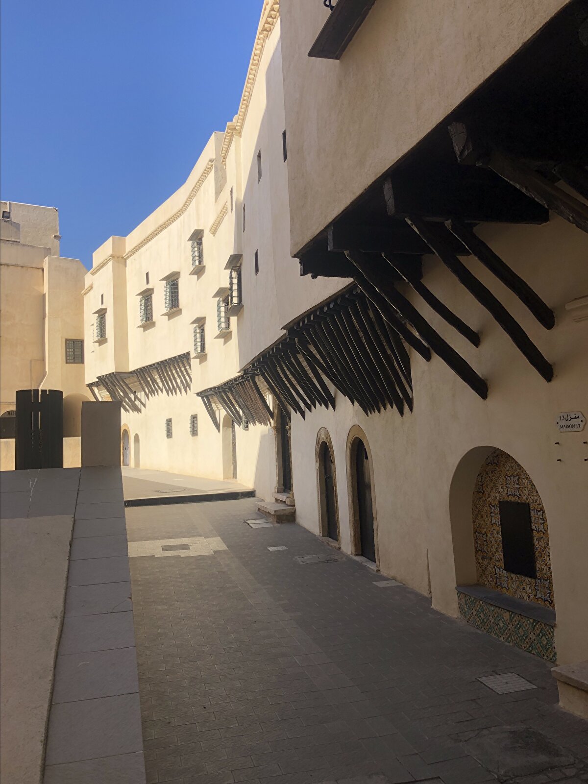 Bir kompleksi andıran Kasır, içerisinde birbirine bitişik olarak inşa edilmiş 17, 18 ve 23 numaralarıyla adlandırılan üç ana kasırdan oluşuyor.