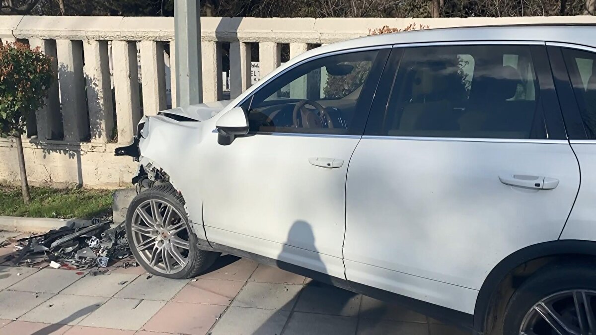 Kaza, saat 08.30 sıralarında Zeytinburnu 10. Yıl Caddesi'nde meydana geldi. 34 YM 8027 plakalı cipin sürücüsü cadde üzerinde ilerlediği sırada direksiyon hakimiyetini kaybederek mezarlık duvarına çarptı.