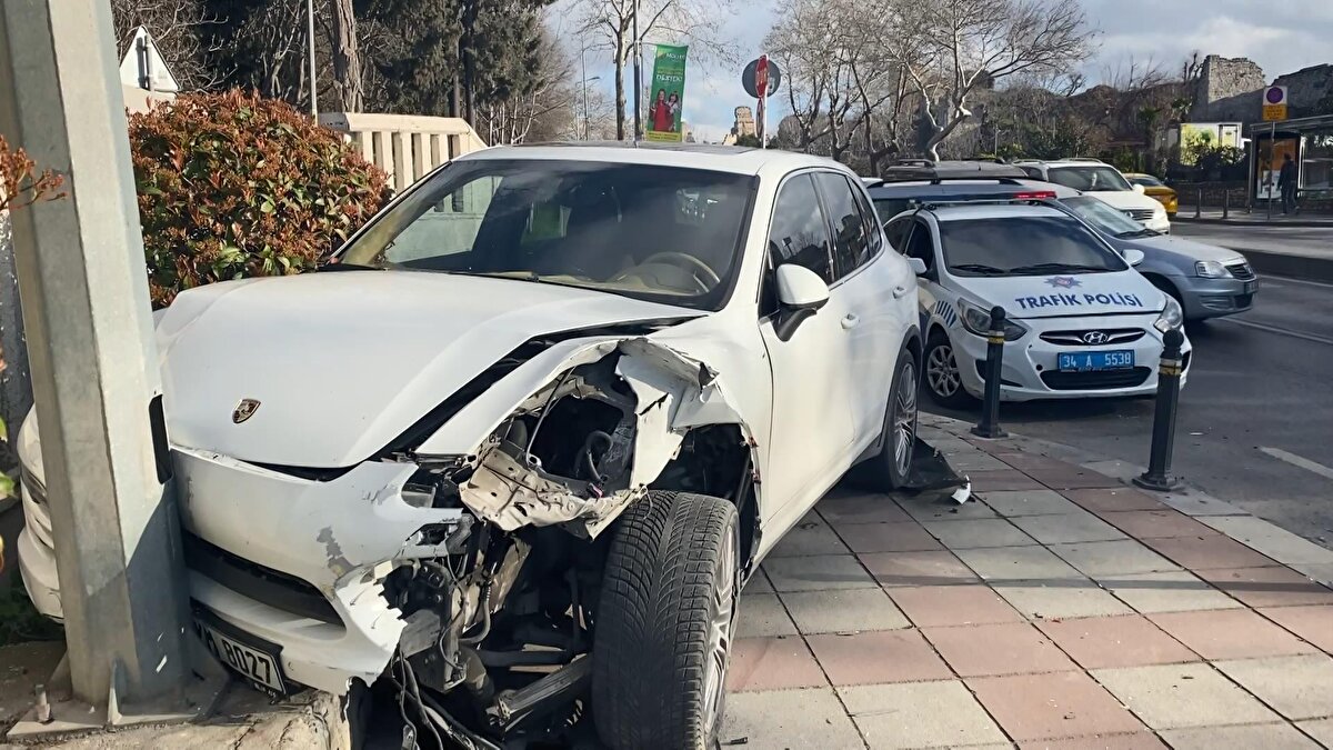 Kazayı yara almadan atlatan sürücü araçtan inerek kaçtı. Çevredekilerin ihbarıyla olay yerine polis ekibi sevk edildi.