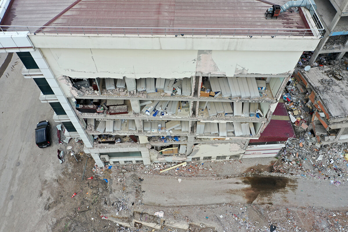 Kentte ağır hasarlı binaların yıkımına ve enkaz kaldırma çalışmalarına devam edildi. Bugüne kadar acil yıkılması gereken 4 bin 400 binadan yaklaşık 1300'ünün yıkım işlemi tamamlandı.<br><br>