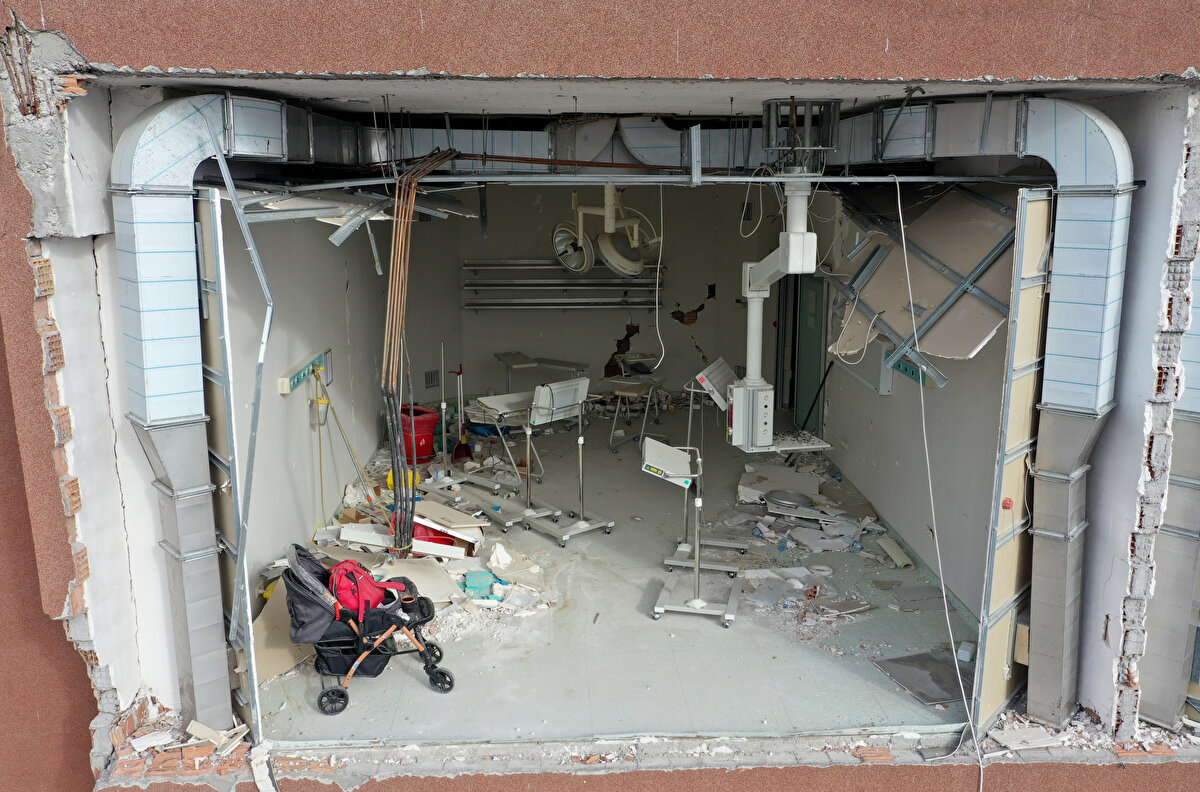 Duvarları ve kolanları zarar gören ağır hasarlı binalardan bazıları yan yattı veya kısmen yıkıldı. Bu binalarda bulunan televizyon, koltuk takımı, buzdolabı, çamaşır makinesi gibi birçok eşya da kullanılamaz hale geldi.<br><br>