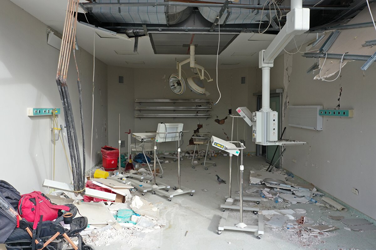 Herkesin bir telaş içinde olduğunu anlatan Gülfidan, yıkılan iş yeri nedeniyle ne yapacağını bilemediğini belirtti.<br><br>Depremin boyutunun çok büyük olduğunu vurgulayan Gülfidan, "Bundan sonra binalara kesinlikle sismik izolatör yapılması gerekiyor. Şuan ki manzara ortada. Bundan sonra çalışma hayatımı burada sürdüremem" dedi.