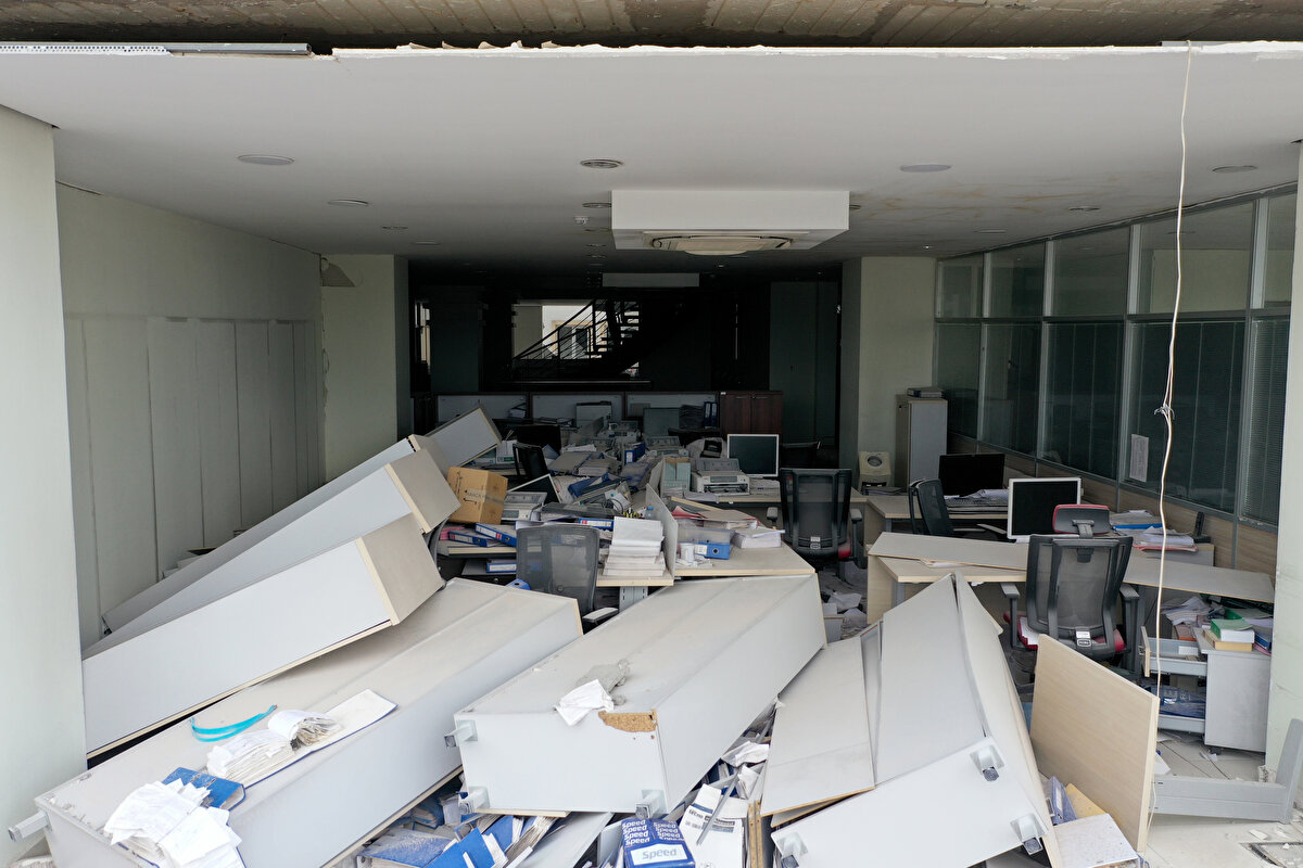 Afetzede Erdal Gülfidan, AA muhabirine, depremde ev ve iş yerinin yıkıldığını söyledi.<br><br>