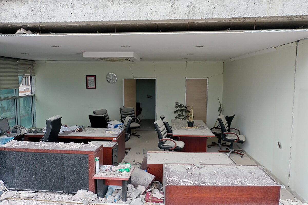 Ağaca tutunarak ayakta kalabilmiş<br>Dursun Çınarlıdere de depremin yaşandığı gün evindeki sobayı yakmak için kalktığını ve sobanın hareket ettiğini gördüğünde depremin boyutunu anladığını dile getirdi.<br><br>Dışarıda beklediği esnada yakalandığı ikinci depremde ağaca tutunarak ayakta kaldığını anlatan Çınarlıdere, çok korktuğunu kaydetti.<br><br>Depremde daha çok eski binaların yıkıldığına veya zarar gördüğüne dikkati çeken Çınarlıdere, "Kolon kesmesi, demirlerin inceliği nedeniyle yıkımlar oldu. Burada toprak çok yumuşak. Felaketin boyutunu gördüğümde çok şaşırdım" diye konuştu.<br><br>