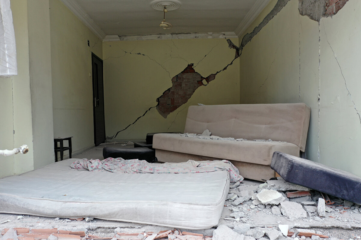 AA ekibi, yıkılmayı bekleyen ağır hasarlı apartmanların içini dronla görüntüledi.<br><br>