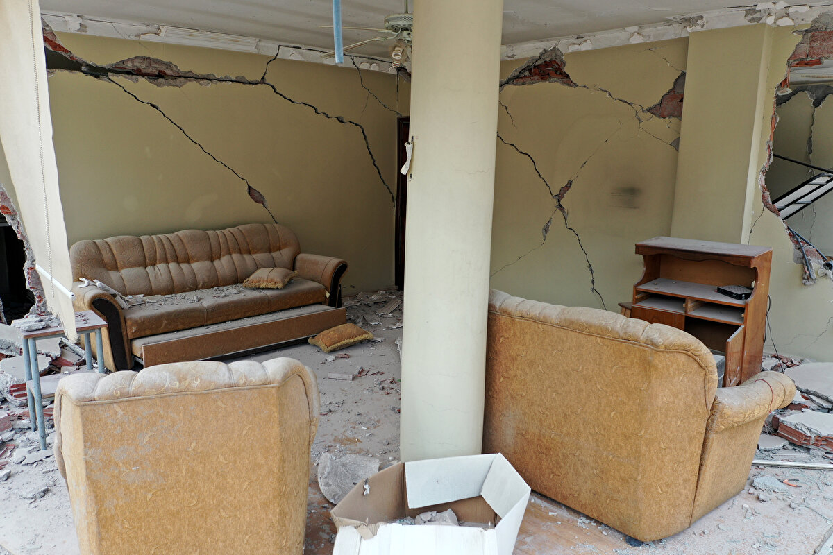 Ağır hasarlı evlerin yıkılan duvarları, içinde devrilen eşyalar, depremin boyutunu gözler önüne serdi<br><br>