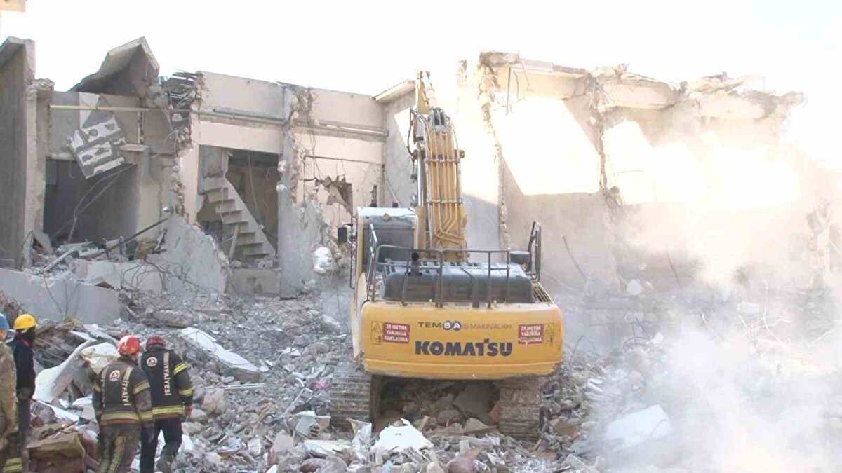 "Binanın asıl çökme nedeninin bu kısa kolon etkisinden kaynaklanabileceği tarafımdan düşünülmektedir" tespitinde bulunan inşaat mühendisi, "Bodrum kat kolon ve kiriş birleşimlerinde kolon etriyelerinin (Bükülmüş inşaat demiri parçası. Demir filizlerini saran dikdörtgen şeklindeki demir) devam ettirilmediği de tarafımdan gözlemlenmiştir. Bazı kolon etriyeleri 135 yerine 90 derece yapılmıştır." tespitlerinde bulundu.<br><br>Uzmanlara göre, etriyelerin 90 derece bükülerek bırakılması, deprem tehlikesi bulunan bölge ve ülkelerde o yapının kolayca yıkılmasına zemin hazırlayabiliyor. Etriyeler, kolon ve kirişlerin hasar almasını ve zedelenmesini önleyen ve sağlamlaştırmasını da sağlıyor.