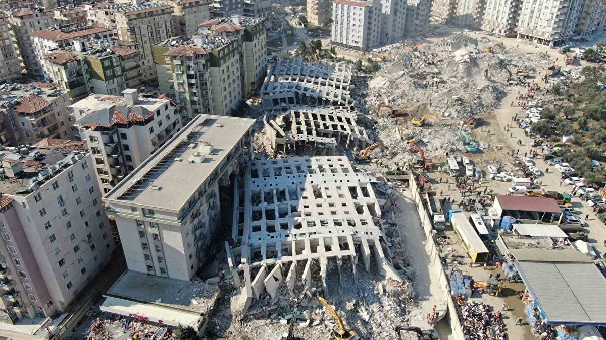 Hatay’ın Antakya ilçesi İnönü Bulvarı’nda, 2013 yılında raylı sistemle yapılıp, tamamlandığı belirtilen, 250 dairesi bulunan, 12 katlı Rönesans Rezidans, Kahramanmaraş merkezli 7,7 büyüklüğündeki ilk depremde yerle bir oldu.<br><br>Sabah'ın haberine göre, Rönesans Rezidans'ın neden yıkıldığına ilişkin hazırlanan 12 Şubat tarihli ilk raporun ardından, enkazın tamamen kaldırıldığı bilgisi üzerine bilirkişi heyeti rezidansın enkazında yeni bir incelemede daha bulundu.