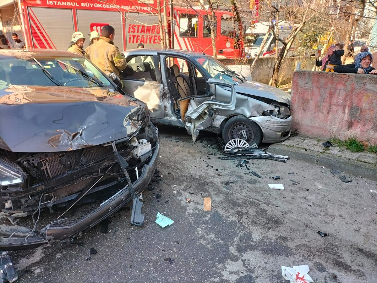 İYİ Kİ DUVAR VAR YOKSA EVİMİ YIKARDI<br><br>Ev sahibi Nezihe Uçar "Her zaman burada kaza oluyor. Sinirimden konuşamıyorum. Ben bu evde kaza esnasında olmuş olsaydım, bayılıp kalsam kim bakacaktı. O esnada evde değil oğluma kahvaltıya gitmiştim.