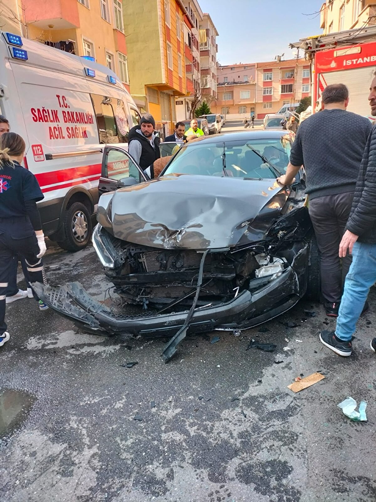 Kaza, saat 10.30 sıralarında Ümraniye Esenşehir Mahallesi Uçar sokakta meydana geldi. 34 PS 7917 plakalı seyir halindeki otomobil, 34 EP 6885 plakalı otomobile çarptı. Çarpmanın etkisiyle savrulan otomobil ise evin bahçe duvarına çarptı.