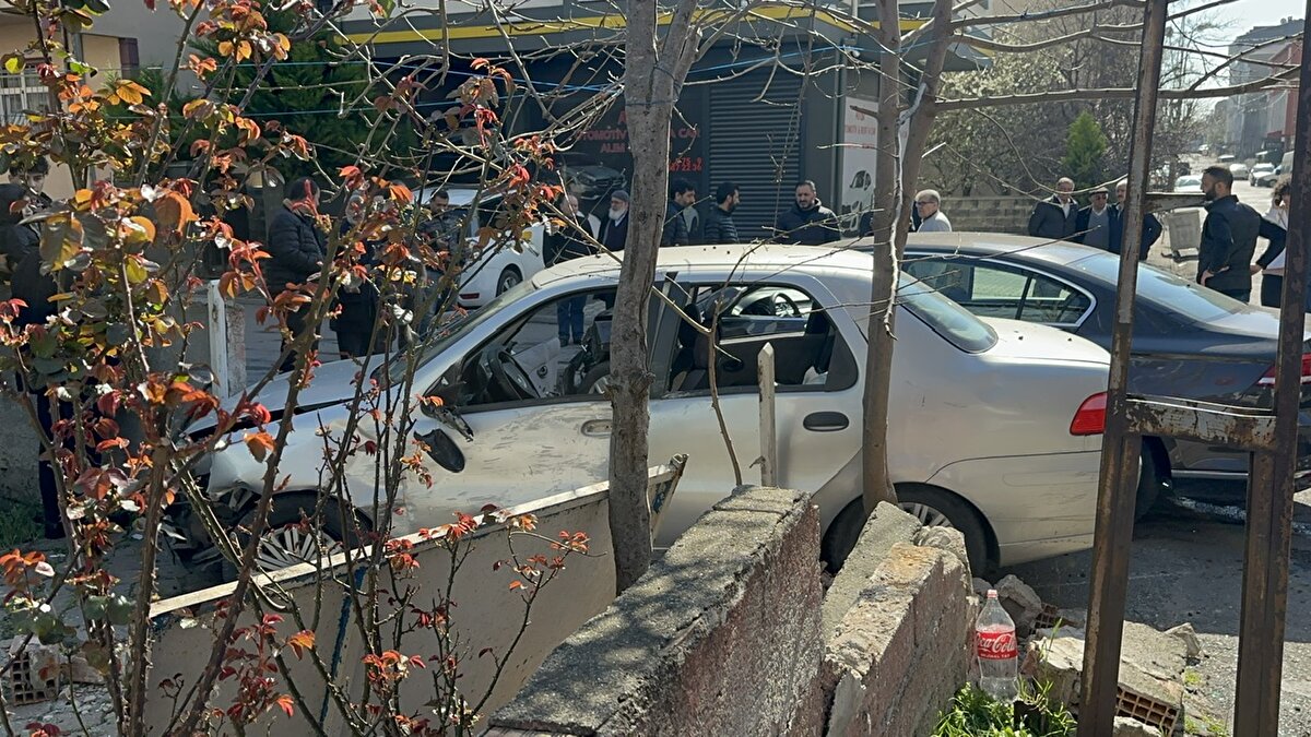 O iki araba birden buraya nasıl girer iyi ki duvar var yoksa evimi yıkardı. Şeker, tansiyon hastasıyım ben. Kazayı duyduktan sonra buraya nasıl geldiğimi bilmiyorum" diye konuştu. Kaza yapan araçlar çekiciyle olay yerinden kaldırıldı.