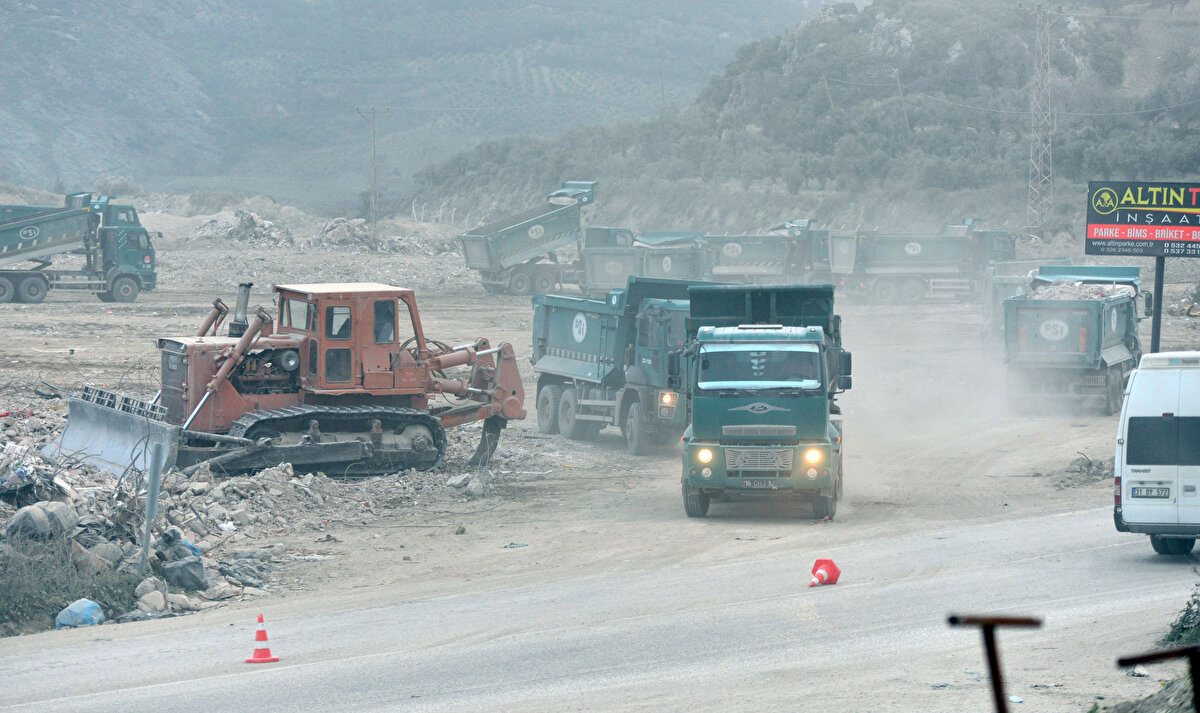 'KİMYASALLARIN YER ALTI VE YÜZEY SULARINA KARIŞMASI MÜMKÜN'<br><br>Atıkların geçici depolama alanlarında peyderpey türlerine göre ayrıştırılıp, geri dönüştürülmesi gerektiğini anlatan Ünver, "Atıklar doğru yerlerde depolanmazsa içindeki kimyasalların yer altı suyuna karışma riski yüksek. Yağışlarla kimyasal maddelerin yer altı sularına, yüzey sularına karışması mümkün. Verimli alanlara yapılan depolamalar, tarım alanında geri dönüşü olmayan toprak veriminde düşüşe neden olur. Maalesef kayıpların büyük olması, ilk anda panik yarattı. Atıkların nereye atılacağı bilinemedi. Kuşların göç alanlarına, sulak alanlara, su kenarlarına atıklar atıldı" diye konuştu.<br><br>'MASKE İLE TOZDAN KORUNUN' UYARISI<br><br>Yıkım işlemleri ve enkaz taşınması sırasında ortaya çıkan tozun sağlık için tehlikesinden bahseden Ünver, "Enkaz atıklarının kaldırılması da çok önemli. Tozuma sırasında asbest ve uçucu gazlardan, tozlardan insan sağlığı ciddi oranda etkilenmektedir. Bu aniden ortaya çıkmadığı için çok dikkate alınmıyor. İlerleyen zamanda, insan yaşamını olumsuz etkiyecektir. Geçici konaklama alanlarının, çadır kentlerin tozumadan etkilenmeyecek bölgelere yapılması çok önemli. Yıkım, yükleme ve taşıma esnasında tozlanmayı engelleyecek sulama sistemlerinin yapılması gerekiyor. Bölgede çalışan ve yaşayan insanların maske ile tozdan korunması gerekir" dedi.