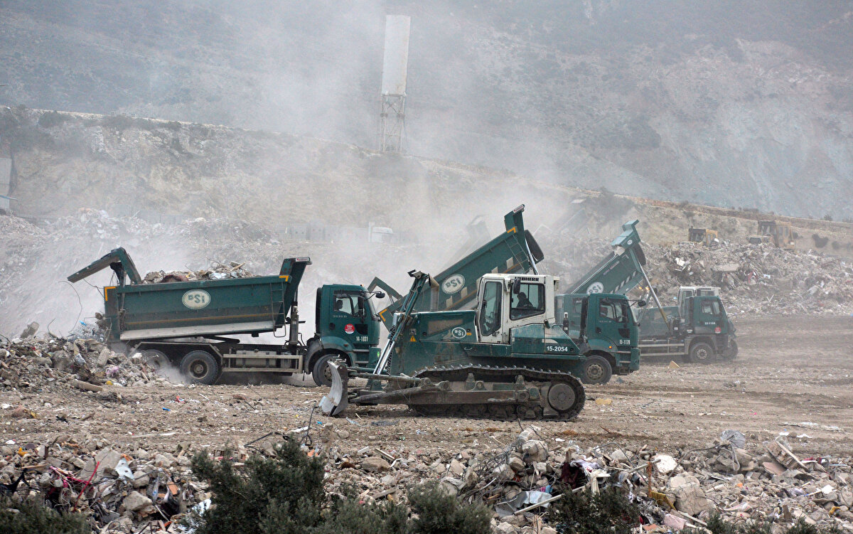 Çevre Mühendisleri Odası Antalya Şubesi Başkanı Derya Ünver, deprem bölgesinde yıkılan binalardan oluşan molozların neden olduğu çevre tehdidine yönelik uyarı yaptı. 11 ilde yıkıma yol açan depremler sonrası 80 milyon ton ile 208 milyon ton arasında yıkıntı atığı oluşmasının beklendiğine dikkat çeken Ünver, "Bu atıkların içinde beton, tuğla gibi malzemelerin dışında evlerde kullanılan kimyasal, mobilya, metal, plastik gibi atıklar da söz konusu. Bunlar yönetmeliklere göre bertaraf edilmeli. Ciddi afet yaşadık ve afetin paniğiyle atığı yönetmek çok mümkün değil. Geçici depolama alanlarını doğru yerlerde seçmeliyiz. Barajların su toplama havzalarından uzak, yer altı sularına yakın olmayan, sızdırmazlık sağlanan zeminlerde depolanmalı" dedi.