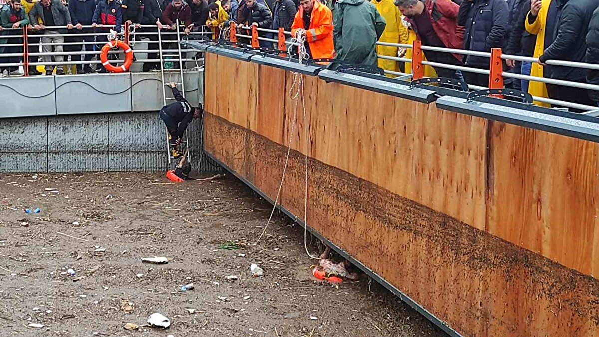 Ekiplerin alt geçitteki arama kurtarma çalışmaları devam ediyor.<br>