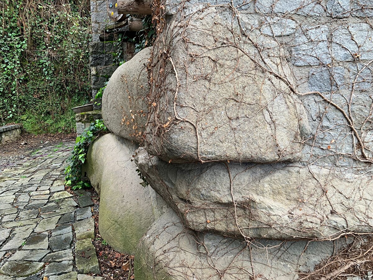 Ofis içine kadar uzanan kayayı masa olarak kullanan Eksilmez, üzerine antika eşyalar da koydu. Taş yapının iç ve dış kısmındaki kaya bloklarının elips çıkıntıları ise dikkat çekiyor.