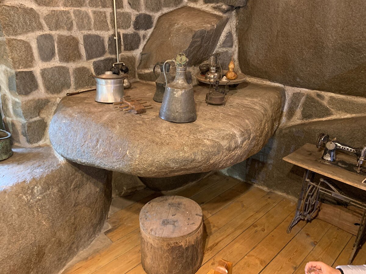 Ofisi yoldan geçerken görüp ziyaret eden Emre Delihasan da "Yoldan geçerken gördüm; dikkatimi çekti. Büyük kayaların üzerinde duran ev görüntüsü, dışarıdan çok dikkat çekiyor. Dışının güzelliği kadar içi de bir o kadar güzel olmuş" diye konuştu.<br>