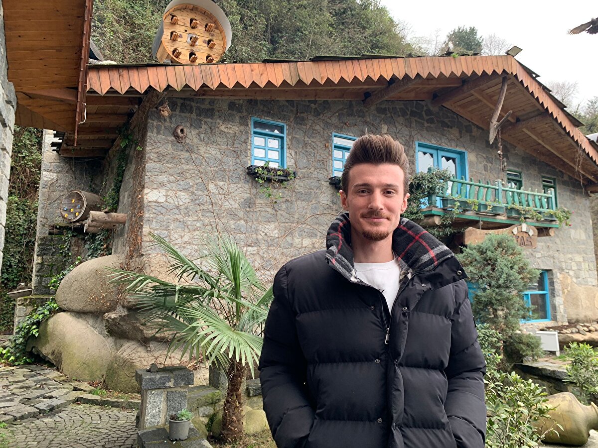 Temelinde 20 dev kaya bulunan ofisinin inşa sürecini anlatan Eksilmez, "Kayaları oynatmadan üstüne dedelerimizin de kullandığı yöntemden esinlenerek yapımızı inşa ettik. Bu yöntem çok sağlam; ortaya 'kayadan sanata' uygun bir iş çıktı. Dedelerimiz taş ve ahşap yapılar yaparlardı. İnşaat sektöründe betonarme yapılar yaparken, eski yapıları bölgeye kazandırmak adına çalışmalar başlattık. Kendimize uygun bir yer bakarken, buradaki bir kaya kütlesini gördük. Maden taş yapı yapmak istiyoruz. Bunu, kaya kütlesi üzerine yapma kararı aldık" dedi.<br>