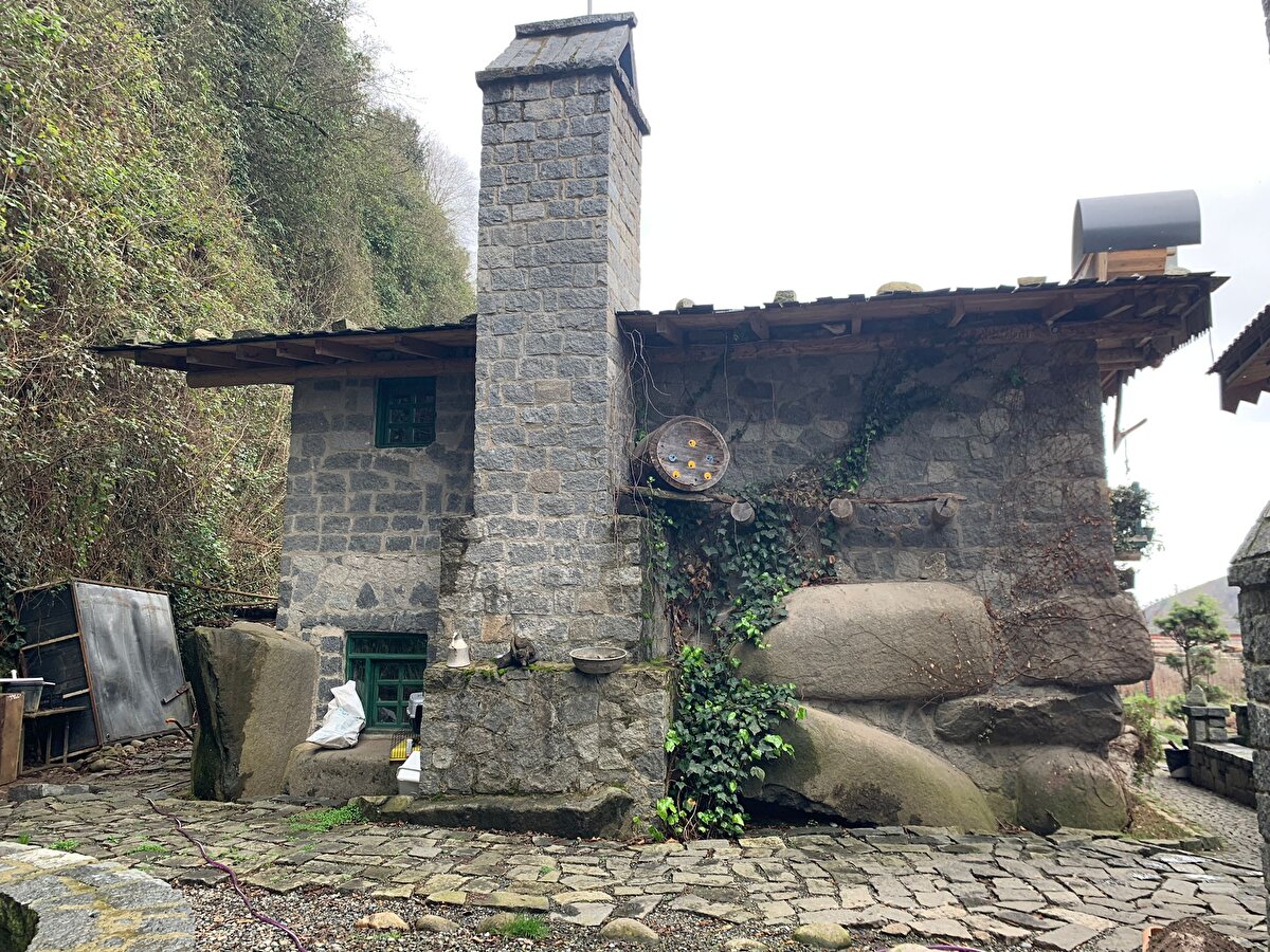 Arazi temelinde dev kaya blokları olduğunu fark eden Eksilmez, projede değişikliğe gitti. Eksilmez, yerinden oynatmadığı dev kaya blokları üzerine yöre mimarili iki katlı ofis inşa etti.