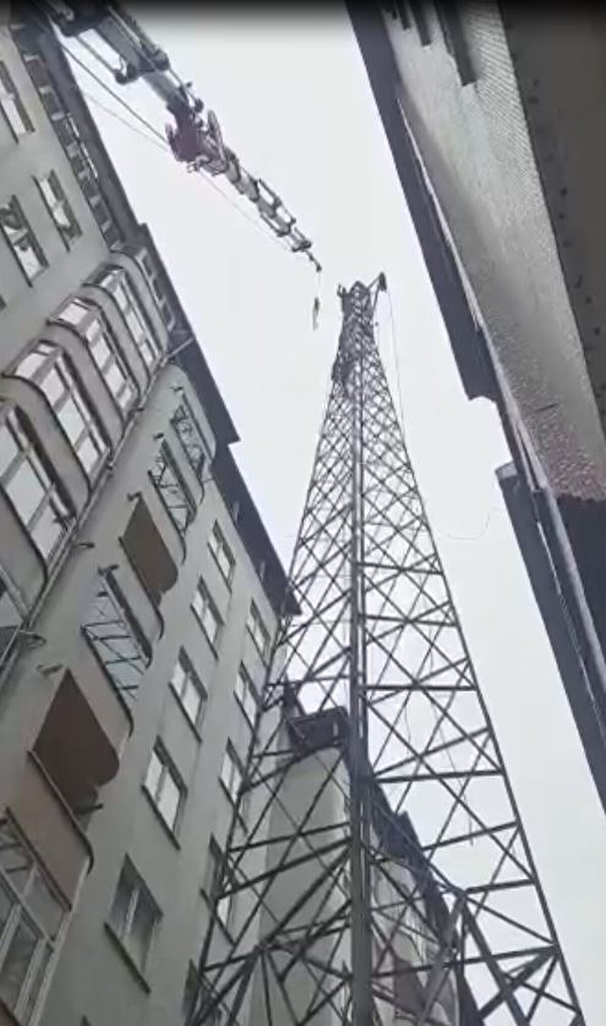 Eskipazar Mahallesi'nden geçen yüksek gerilim hattı direğinin çevresine, 20 yıl önce 2 bloklu 7'şer kat ve 64'er daireli Altınbaş blokları inşa edildi.